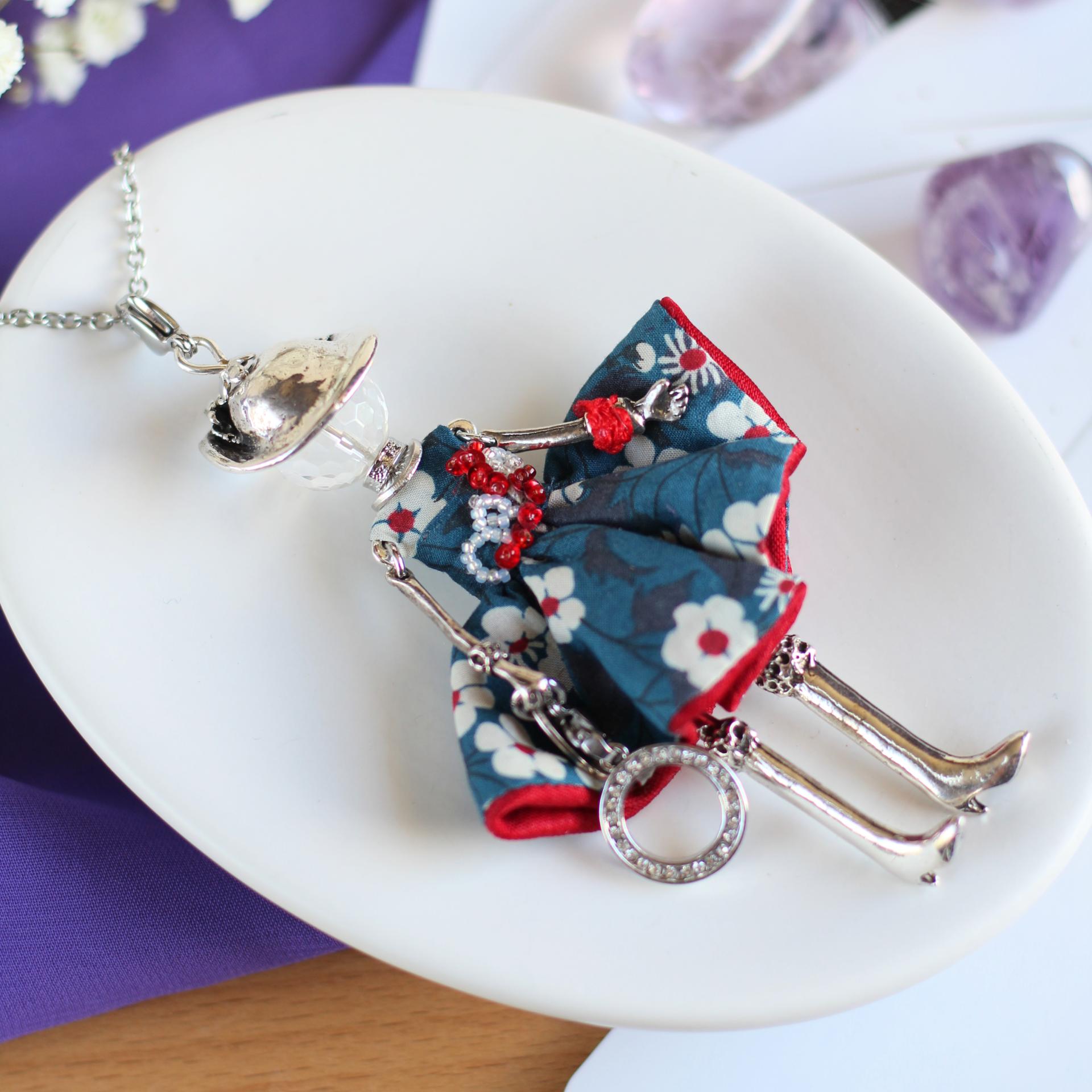 Bijou fantaisie femme avec visage en cristal de roche pendentif