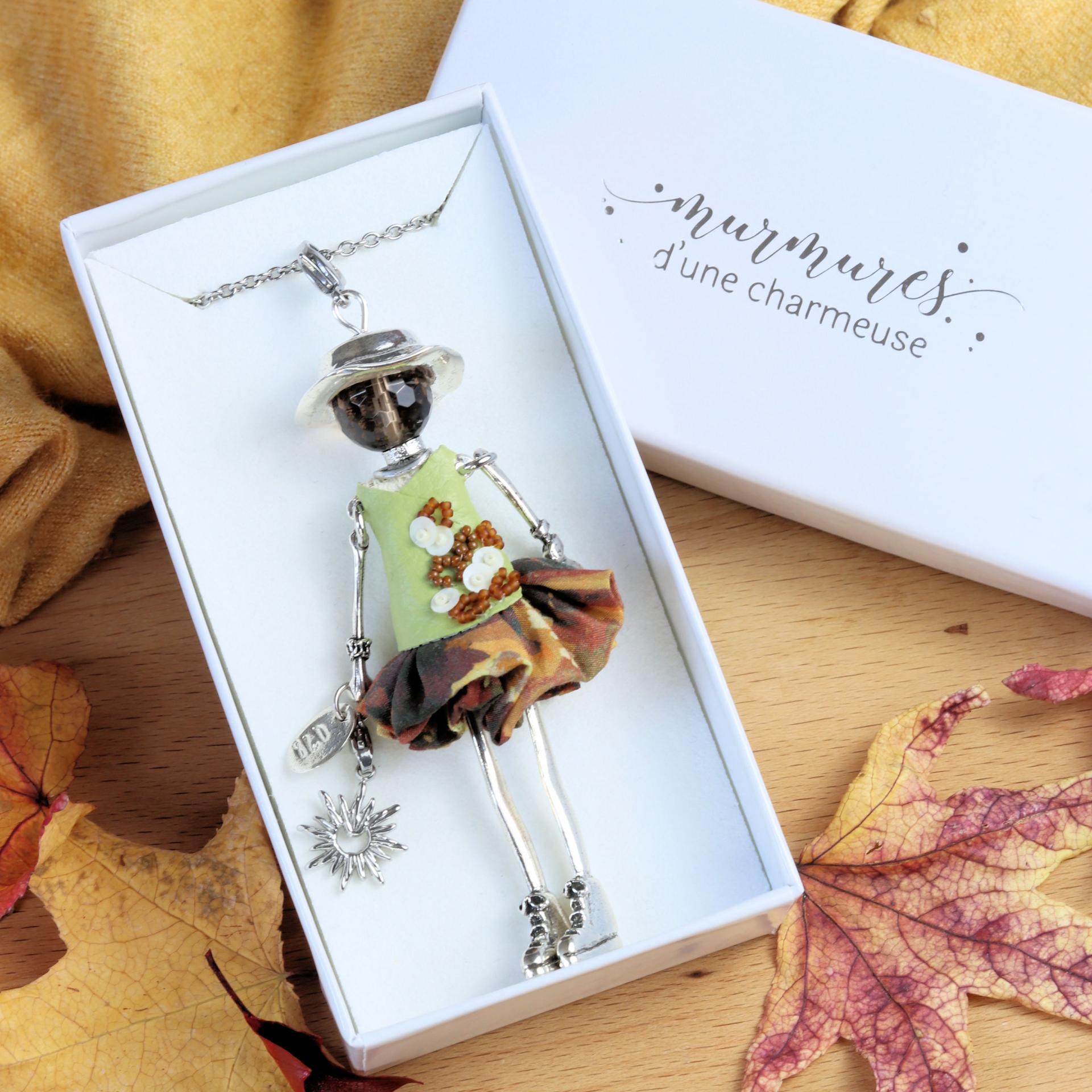 Collier vert femme présenté dans son coffret blanc, avec certificat d'authenticité et carte mantra.