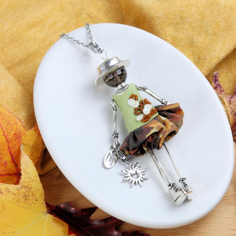 Collier vert femme fait main : poupée articulée au visage en quartz fumé, cousue et brodée main en France.