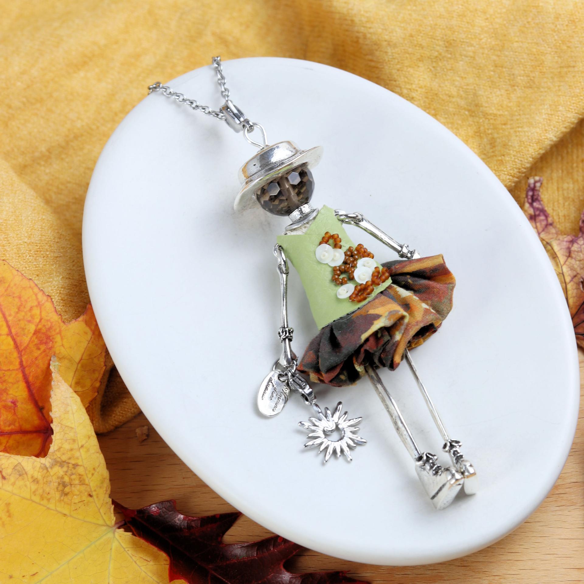 Collier vert femme fait main : poupée articulée au visage en quartz fumé, cousue et brodée main en France.