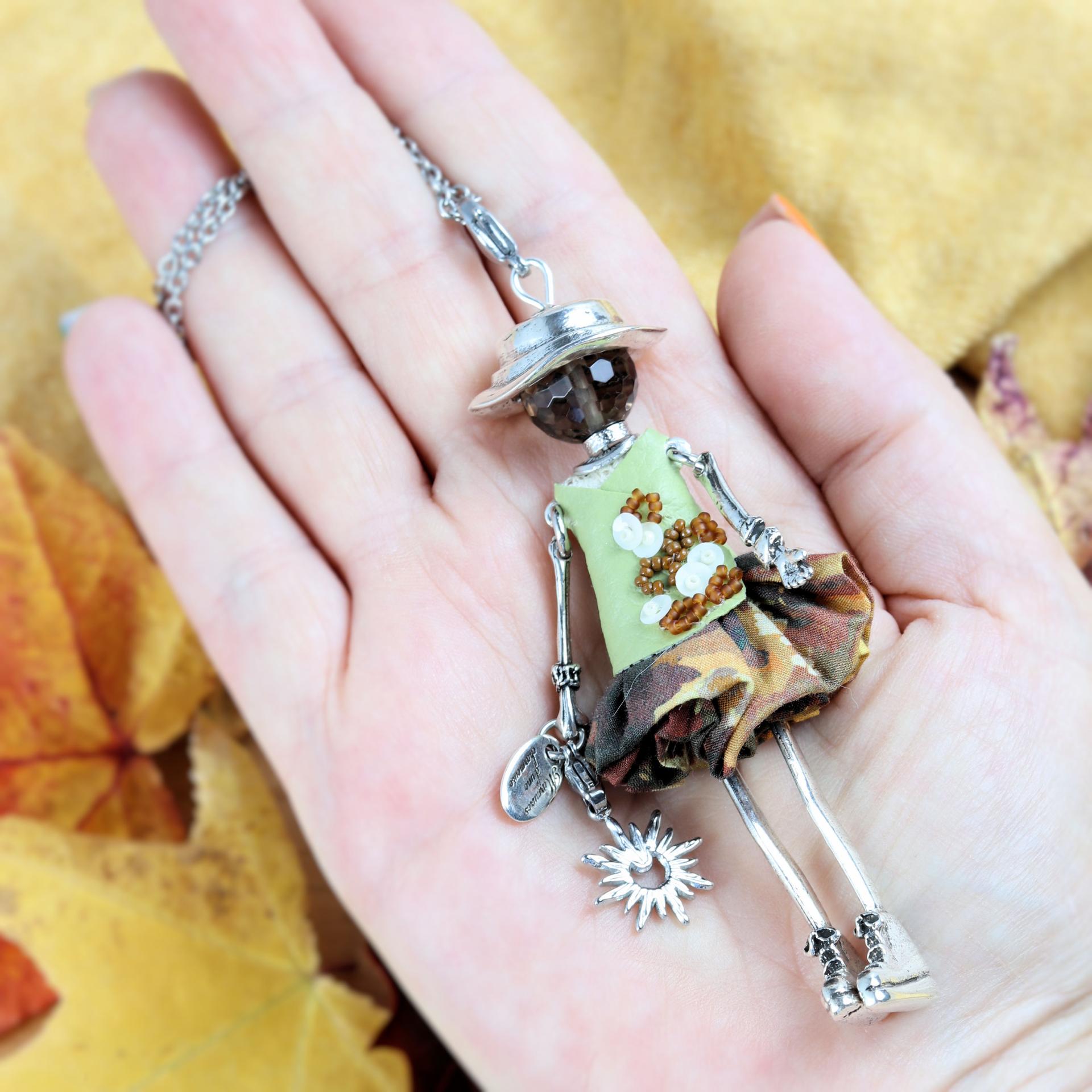 Collier vert femme fait main unique : poupée articulée au visage en quartz fumé, cousue et brodée main en France.