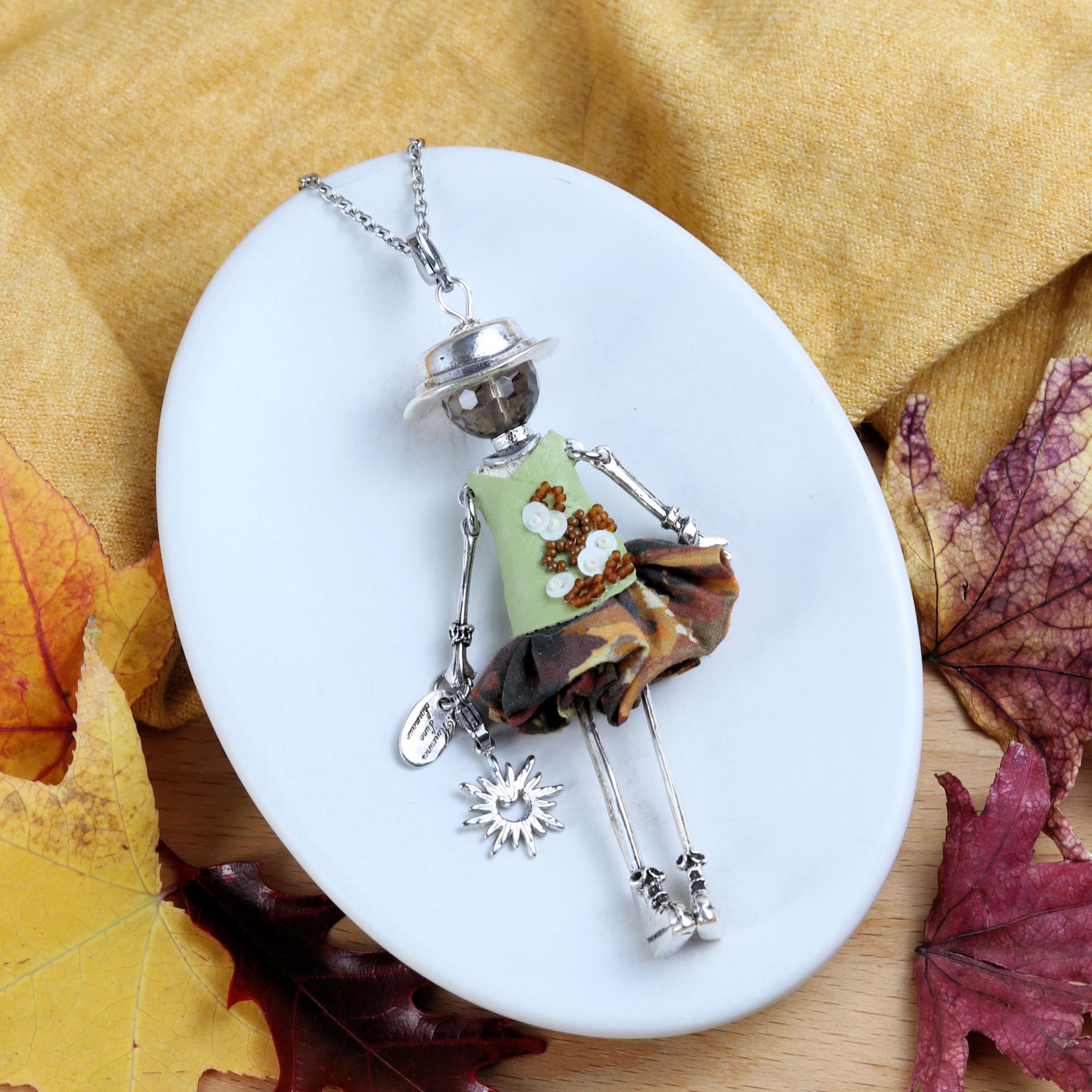 Visage en quartz fumé à facettes de 14 mm, coiffé d'un petit chapeau, sur un collier vert femme artisanal.