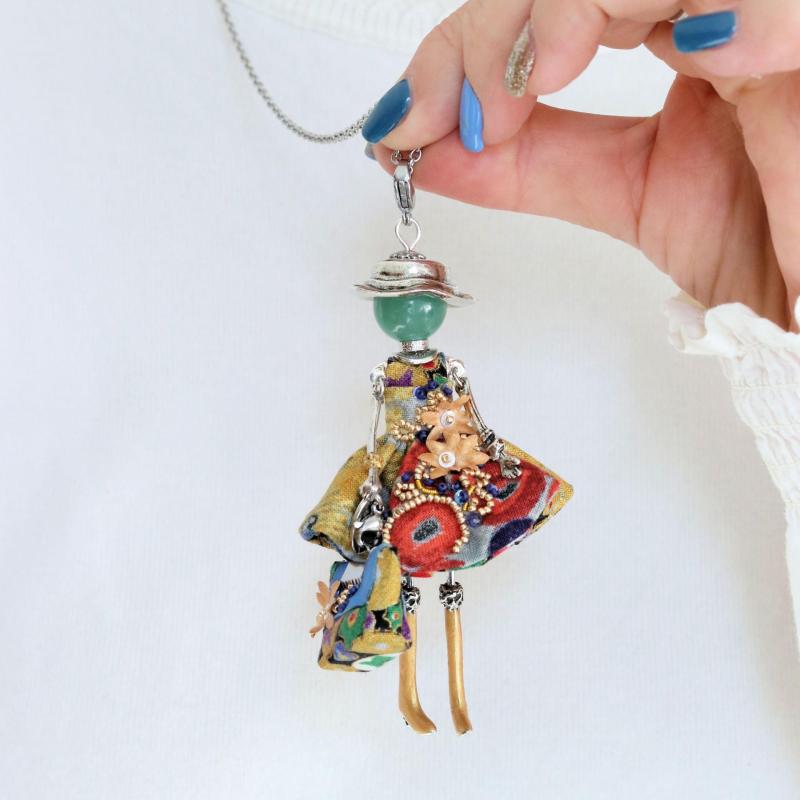 bijou fantaisie - bijou coloré -pendentif poupée artisanale avec robe aux motifs artistiques - Murmures d'une Charmeuse