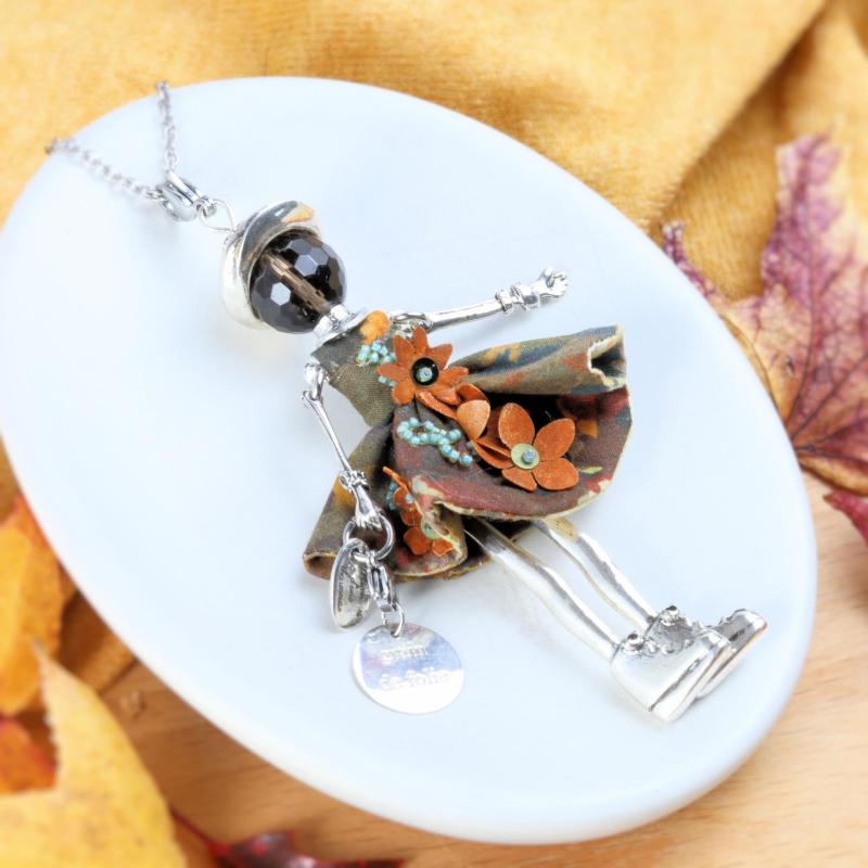 Collier marron femme, poupée faite main au visage en quartz fumé et breloque grain de folie