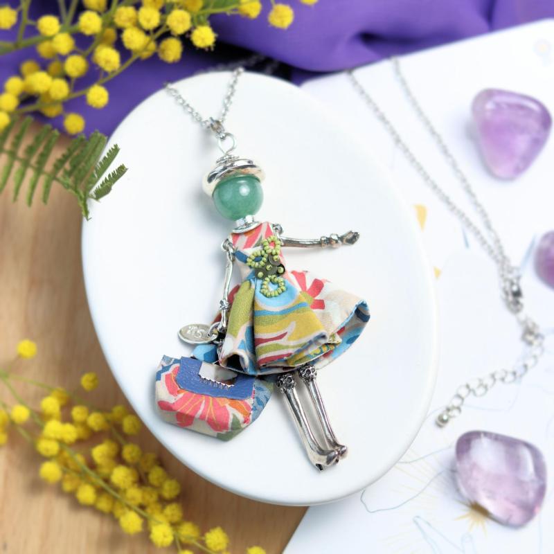 Pendentif aventurine verte poupée avec robe colorée et sac à main - Murmures d'une Charmeuse