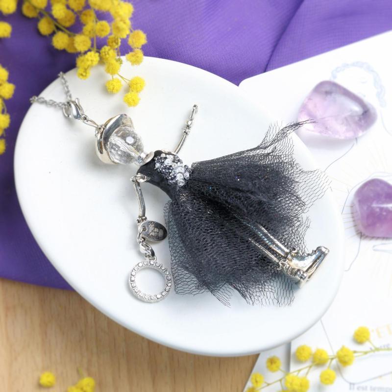 Pendentif femme original en forme de poupée avec pierre naturelle - Murmures d'une Charmeuse