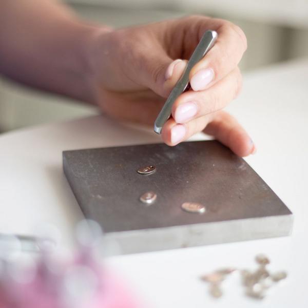 Poinçonnage accompagnant un bijou artisanal français Murmures d'une Charmeuse.