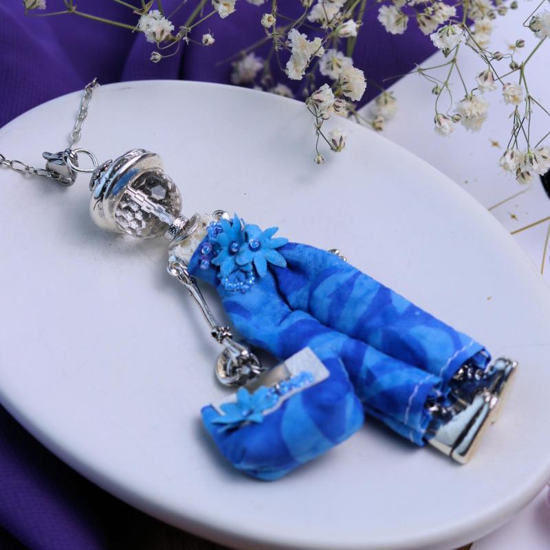 pendentif cristal de roche bijou brodé en cristal de roche bleu marine