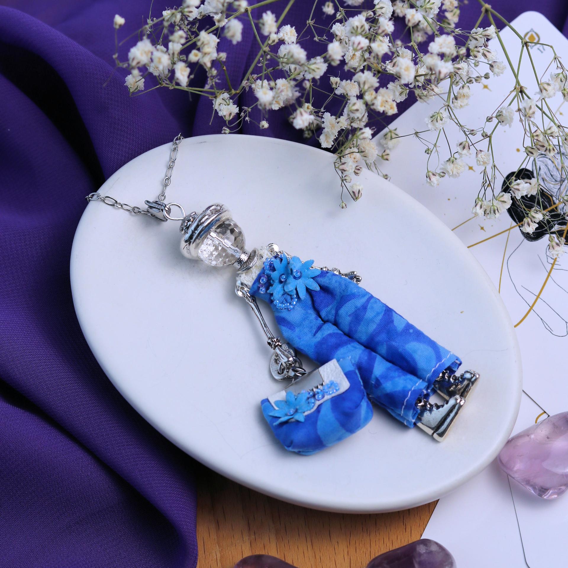 pendentif cristal de roche bijou brodé en cristal de roche bleu pour femme