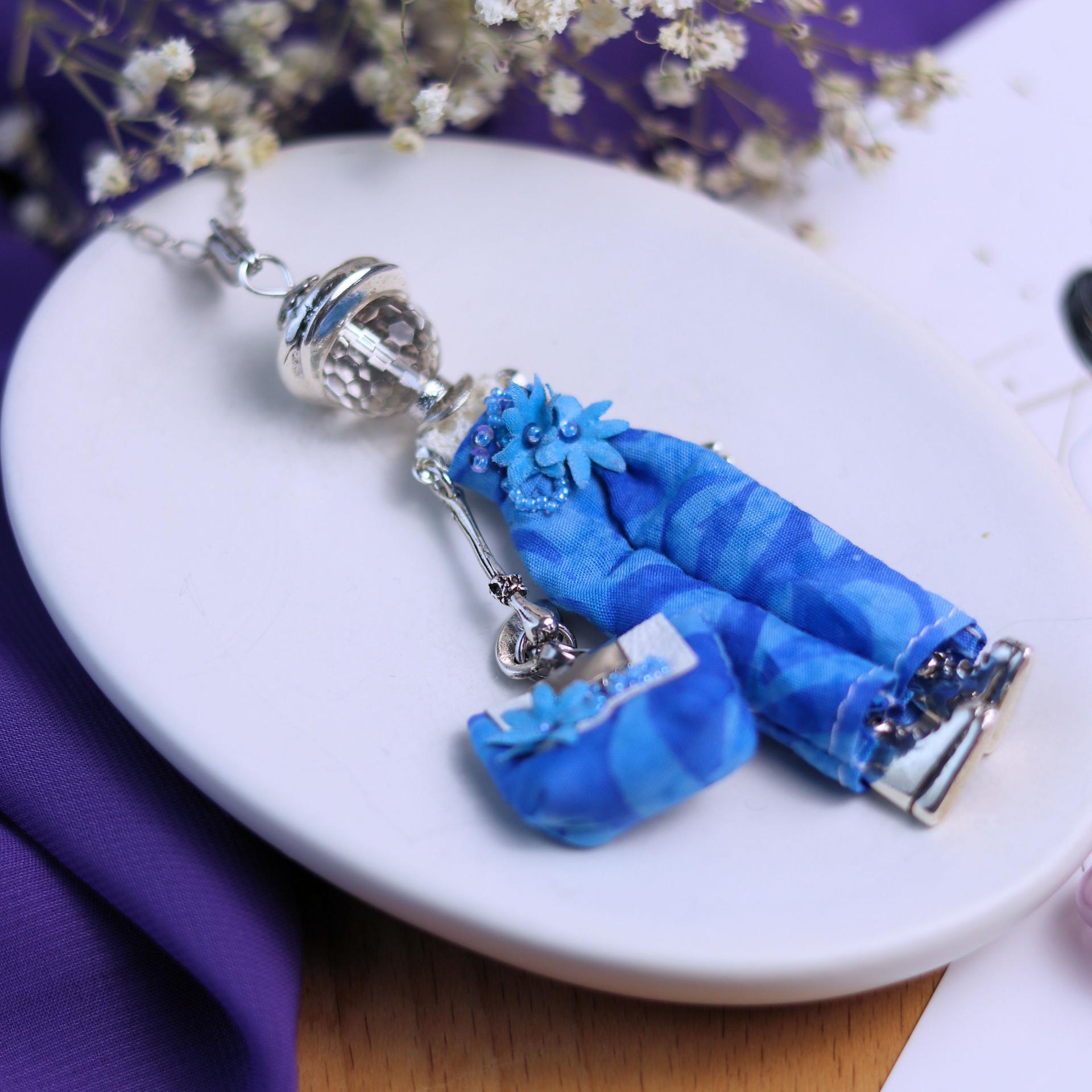 pendentif cristal de roche bijou brodé en cristal de roche bleu turquoise