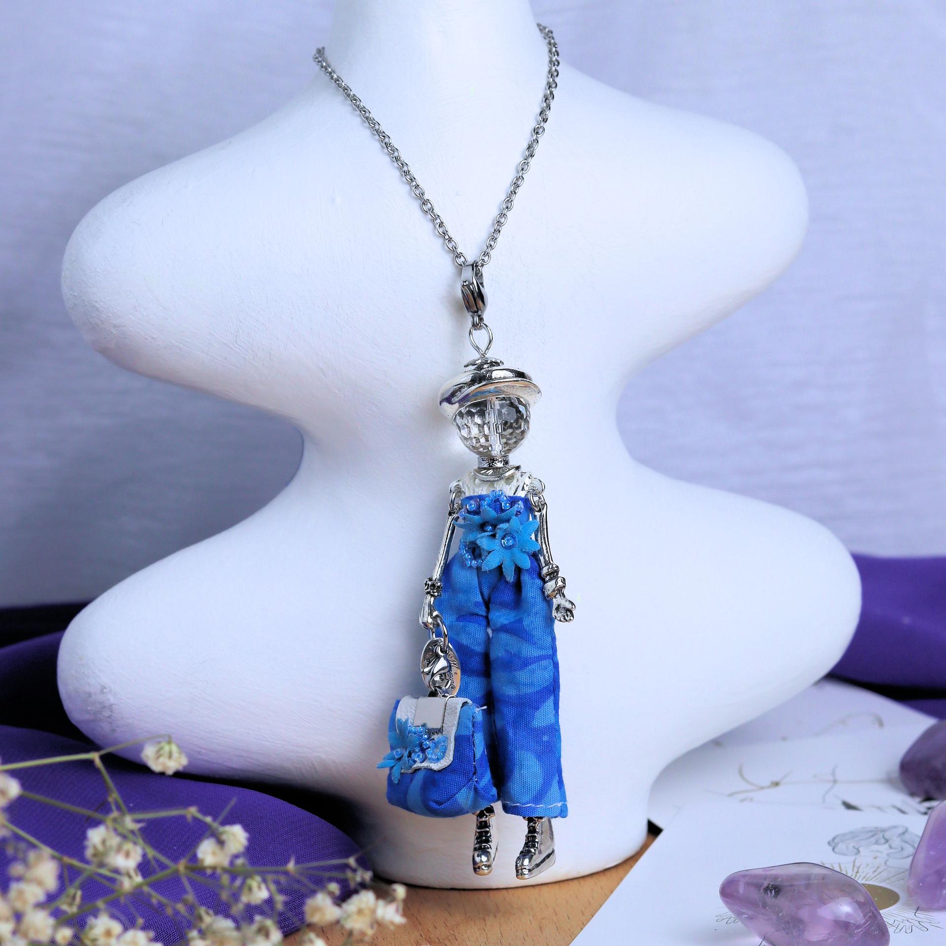 pendentif cristal de roche bijou brodé en cristal de roche bleu
