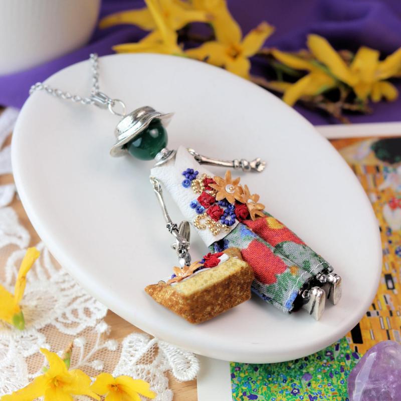 bijou original femme style talisman avec sac brodé - Murmures d'une charmeuse