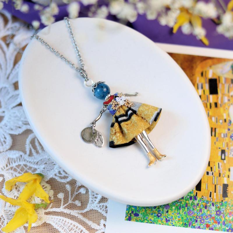 poupée talisman pendentif apatite porte-bonheur bleu brodé-Murmures d'une charmeuse