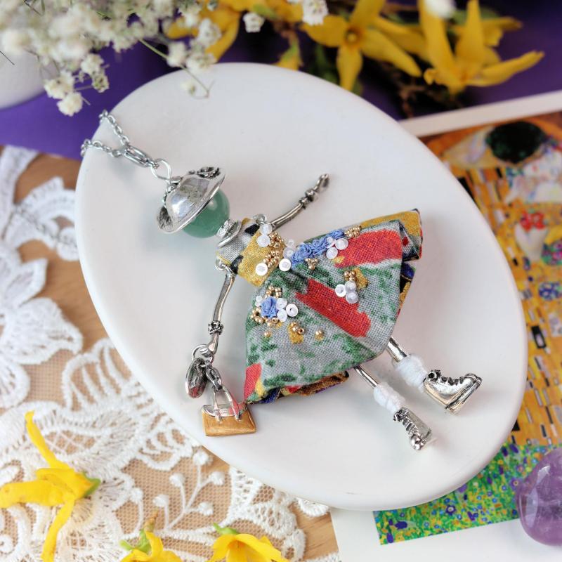 Aventurine collier poupée artisanale avec robe style Klimt - Murmures d'une charmeuse