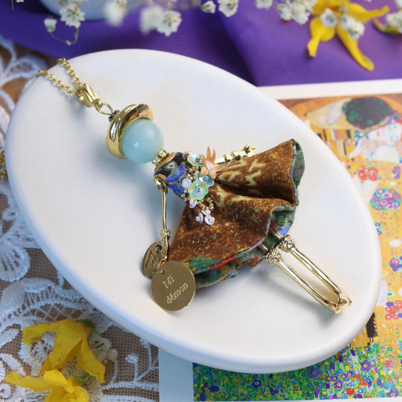 Bijou artisanal femme style talisman avec robe originale et unique - Murmures d'une charmeuse