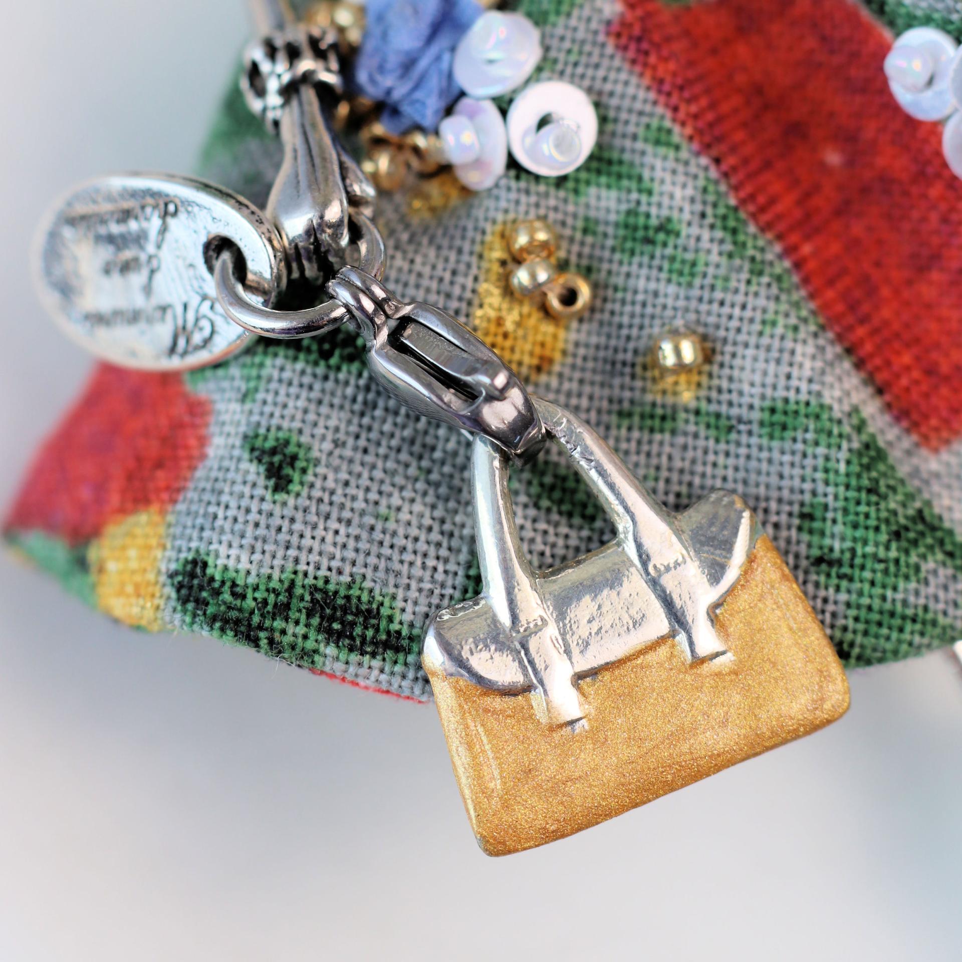 Bijou aventurine verte en forme de poupée avec sac doré - Murmures d'une charmeuse