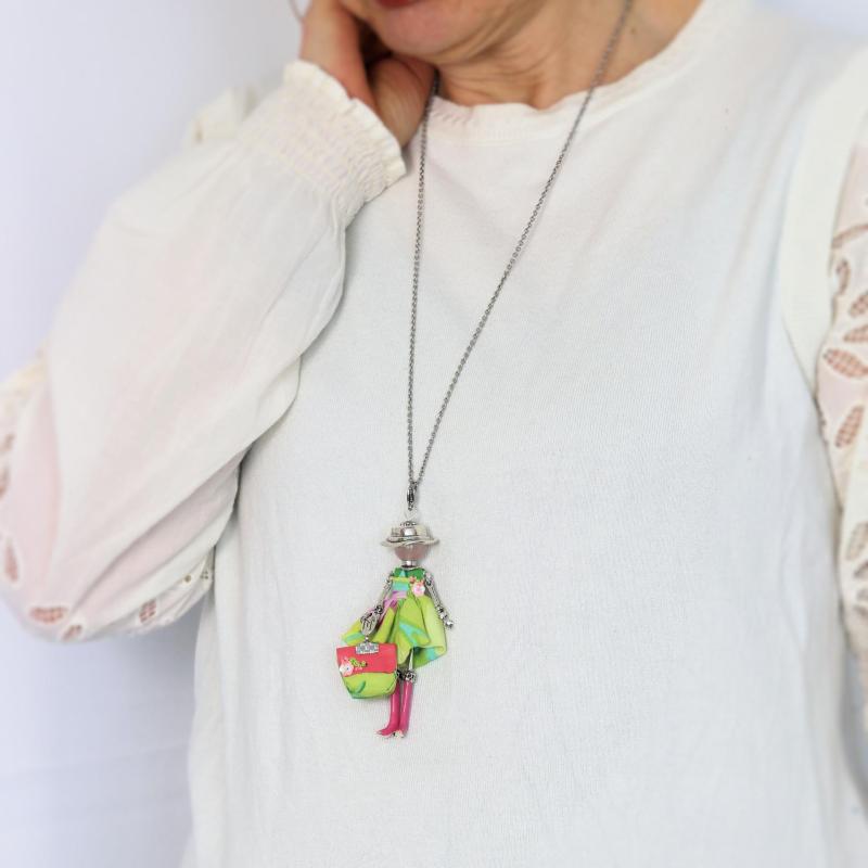 Bijou mode artisanal femme style talisman avec robe brodée pierre naturelle quartz rose - Murmures d'une charmeuse