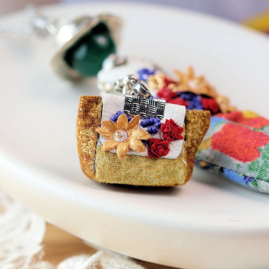 Broderie d'art pendentifs poupées bijoux femme unique - Murmures d'une charmeuse