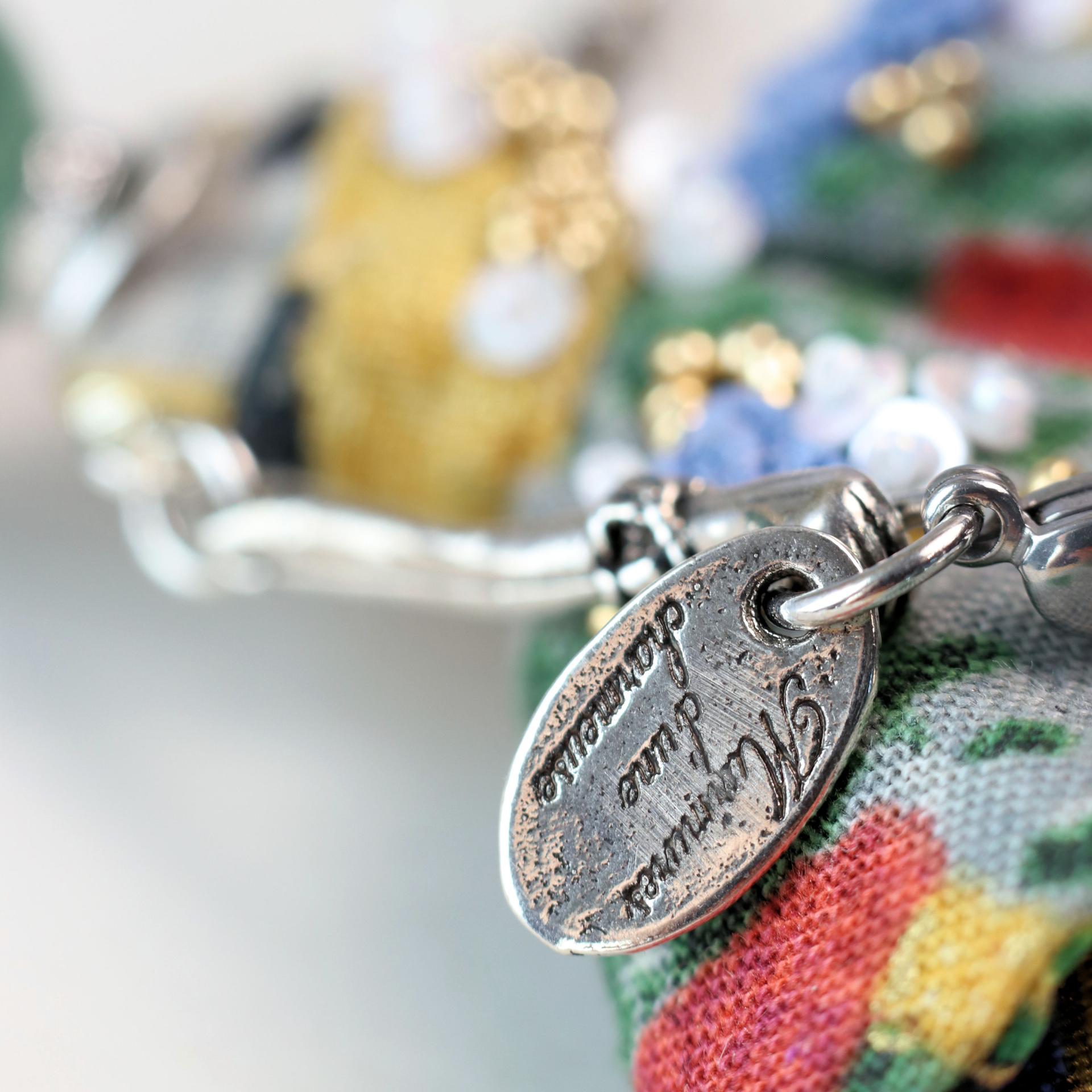 Collier coloré femme style talisman avec broderies de soie - Murmures d'une charmeuse