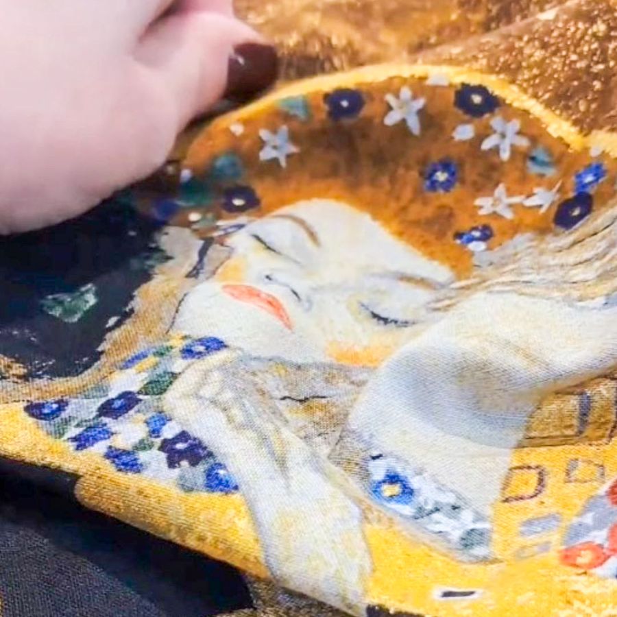Gros plan sur le tissu d'inspiration Klimt avec motifs dorés et fleurs, base pour l'upcycling de bijoux créateurs français.- Murmures d'une charmeuse