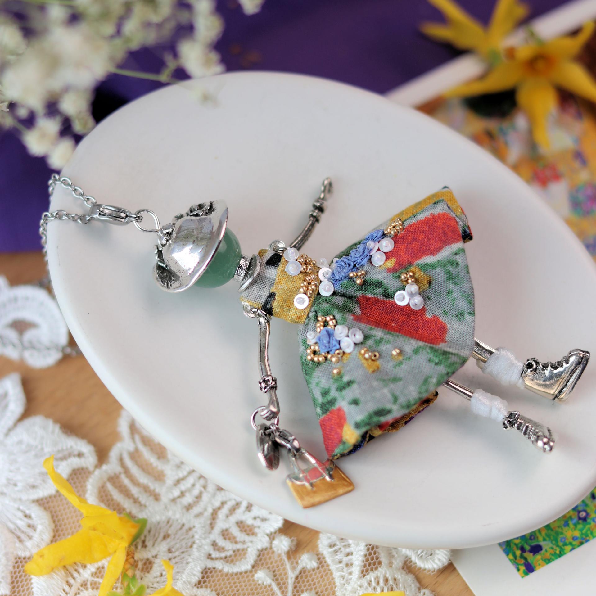 Pendentif poupée articulée fait main avec pierre naturelle verte - aventurine verte - Murmures d'une charmeuse