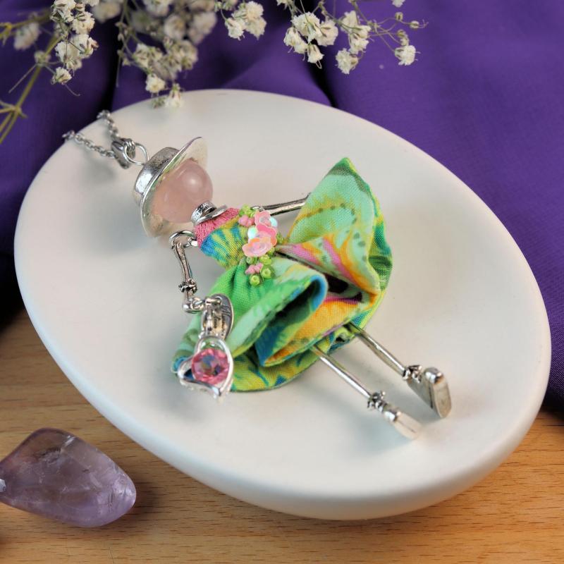 poupée talisman pendentif femme artisanal luxe avec quartz rose - Murmures d'une charmeuse