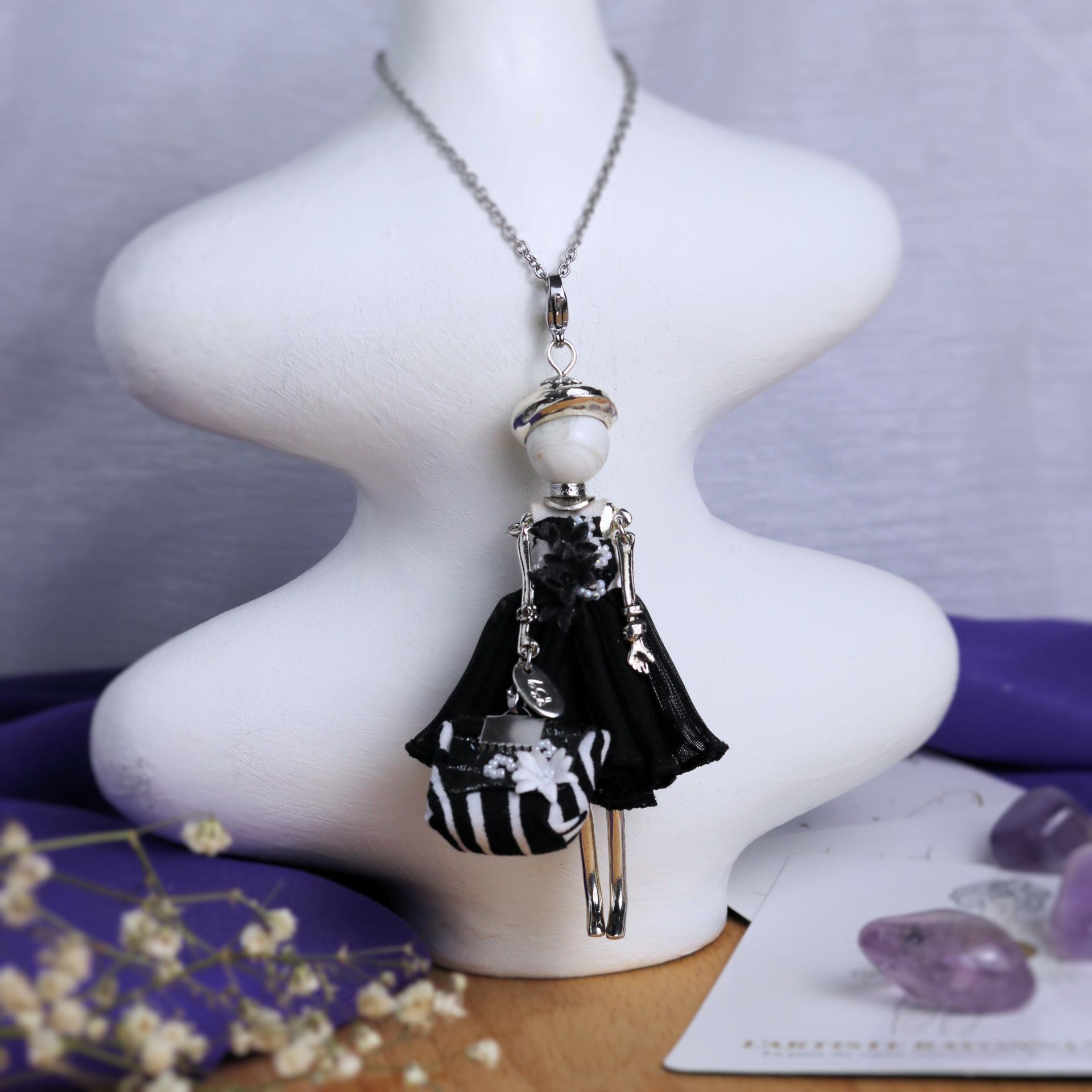 bijou noir et blanc miniature avec casquette et sac à main - Murmures d'une charmeuse