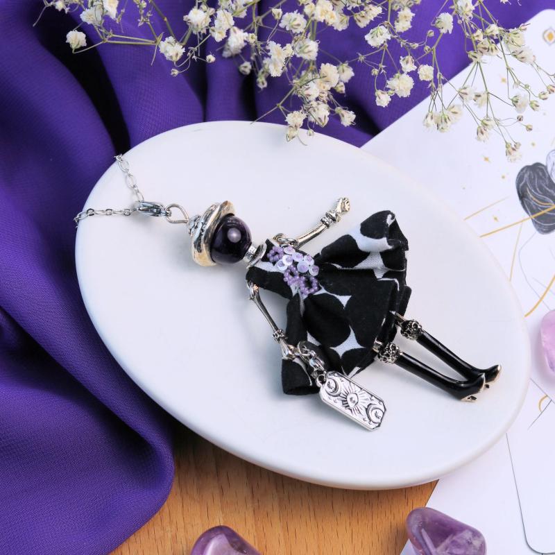 bijou original femme style poupée haute couture unique avec robe noire et blanche - Murmures d'une charmeuse
