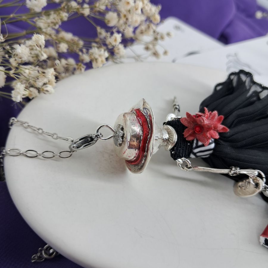 bijou unique artisanal style talisman avec poupée articulée chic - Murmures d'une charmeuse