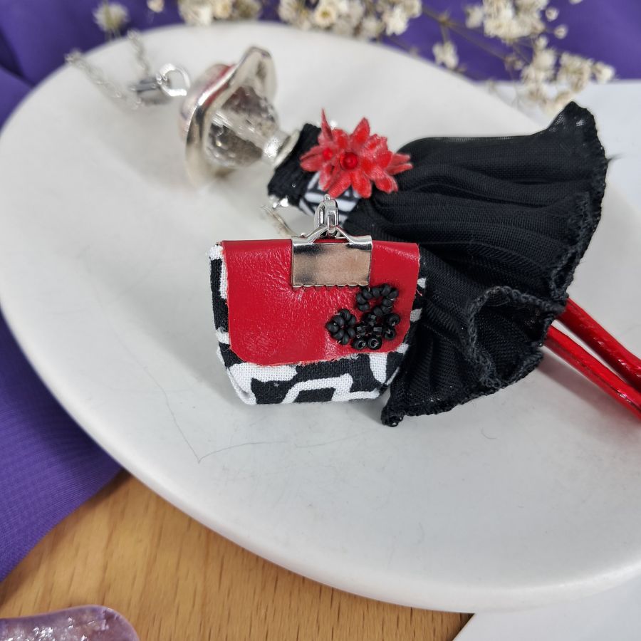 collier rouge et noir avec visage en cristal de roche - Murmures d'une charmeuse