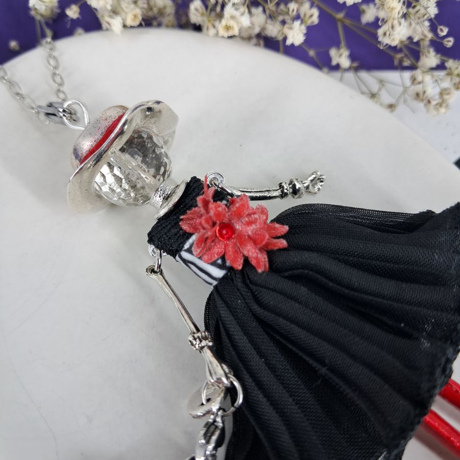 collier rouge et noir avec visage en pierre naturelle de cristal de roche - Murmures d'une charmeuse