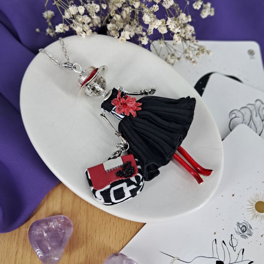 collier rouge et noir poupée haute couture avec jupe plissée brodée - Murmures d'une charmeuse