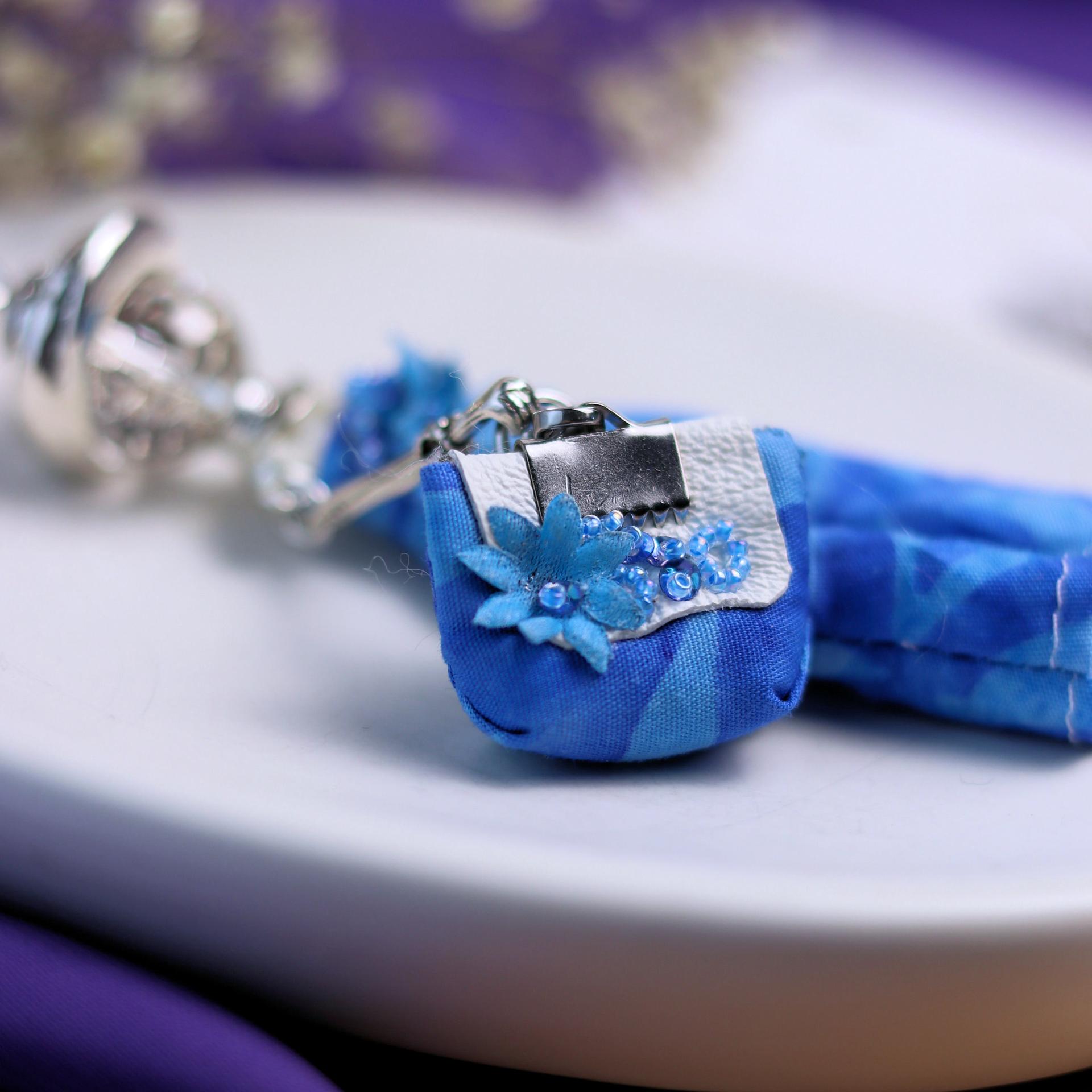 pendentif cristal de roche bijou brodé original en cristal de roche bleu