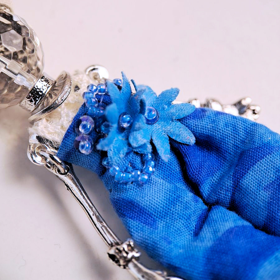 pendentif cristal de roche bijou brodé pour femme original en cristal de roche bleu