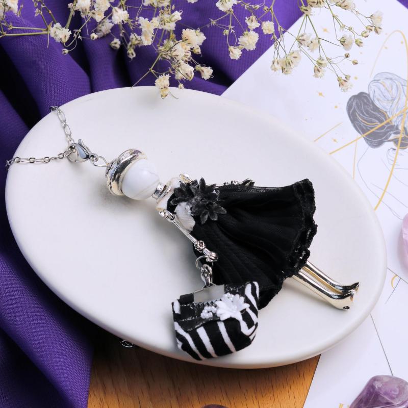 bijou noir et blanc miniature avec casquette et sac à main - Murmures d'une charmeuse