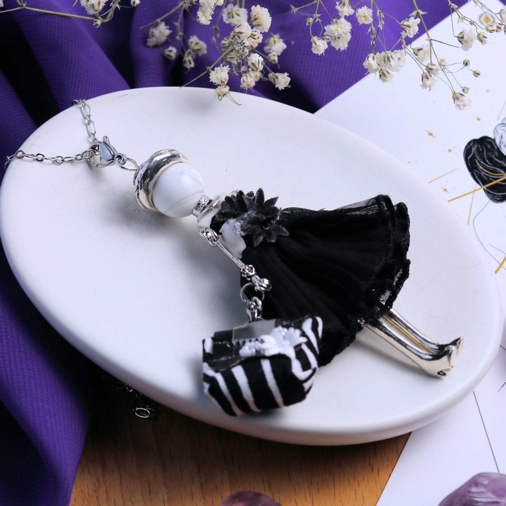 sautoir poupée en howlite avec jupe noire brodée - Murmures d'une charmeuse