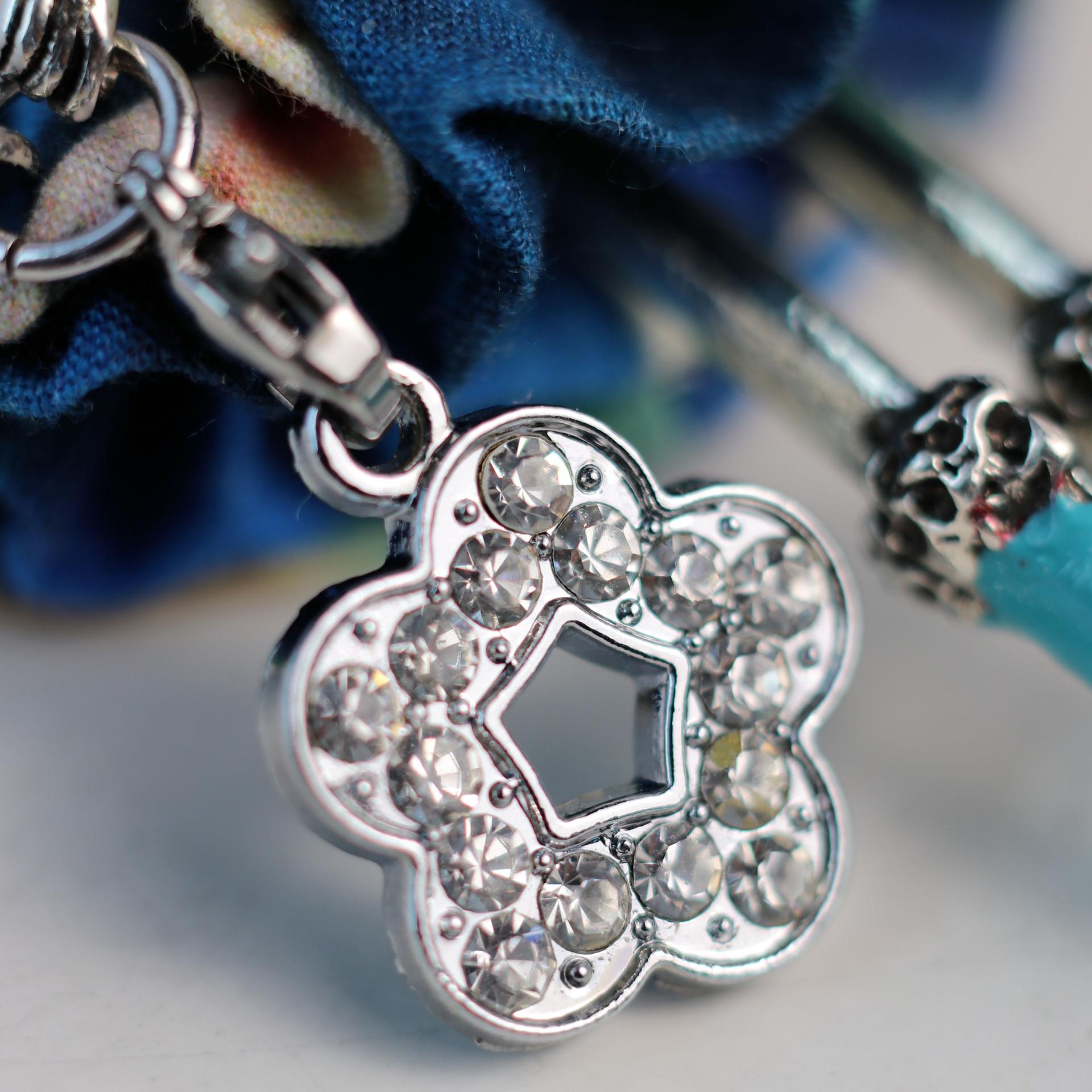 Bijou artisanal femme style talisman avec attrape-rêves et pierre confiance en soi