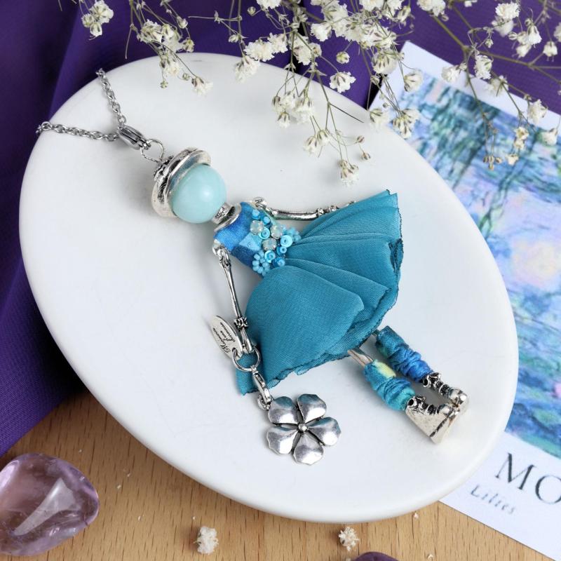 Bijou artisanal femme style talisman avec pendentif poupée bleu canard - Murmures d'une charmeuse