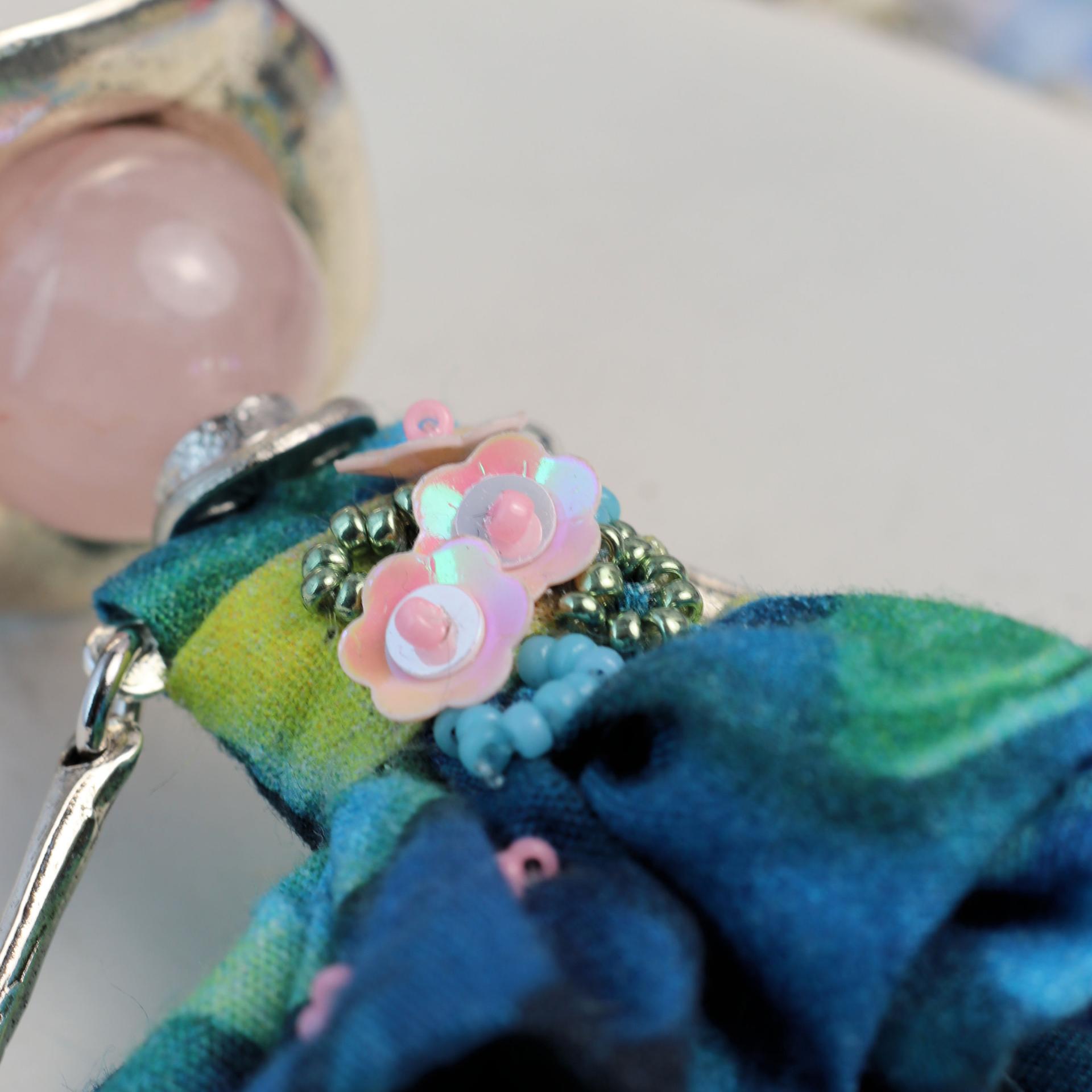 Bijou femme style talisman avec pendentif poupée articulée - Murmures d'une charmeuse