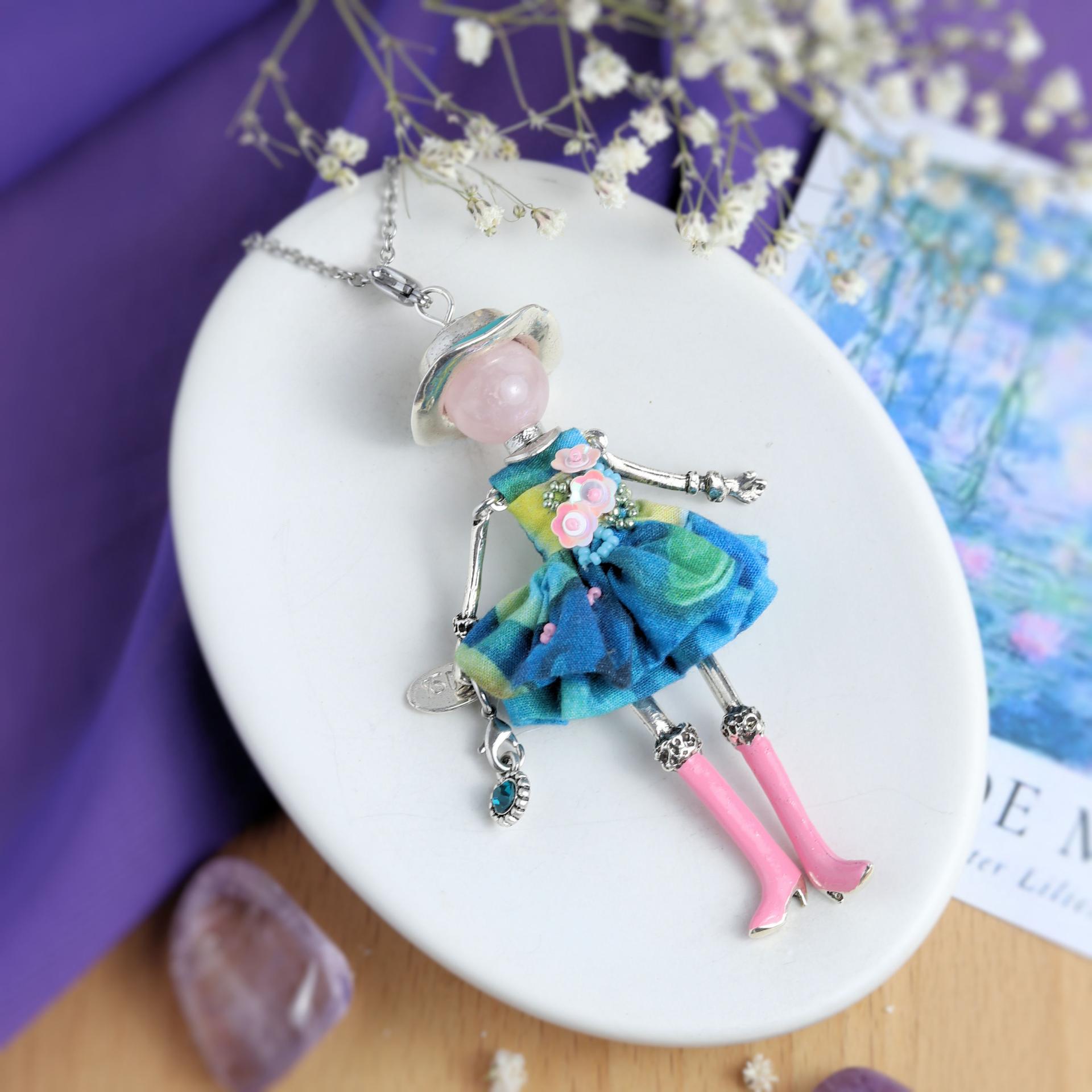 Collier fantaisie avec pierre naturelle et robe brodée de perles et de fleurs - Murmures d'une charmeuse