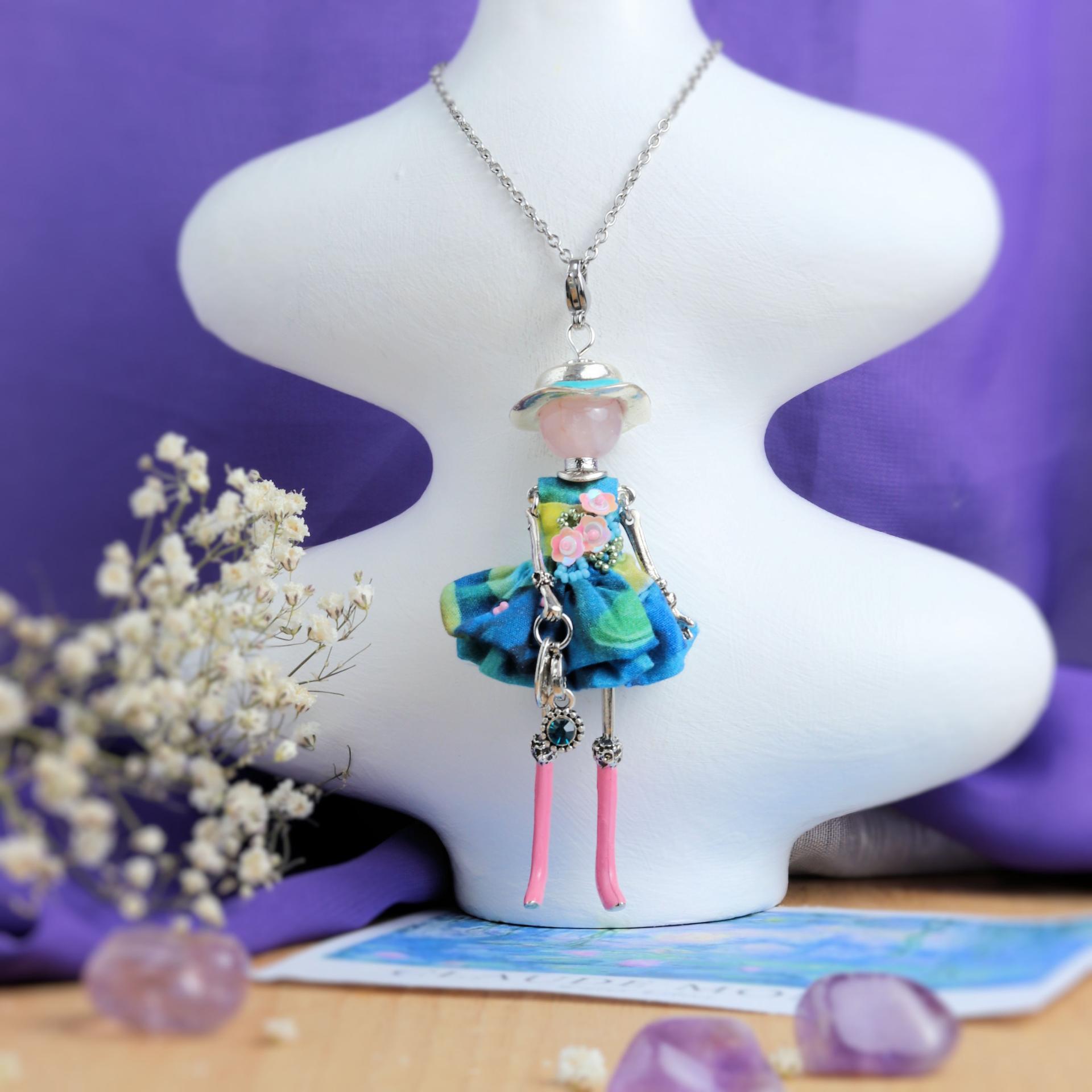 Collier fantaisie avec pierre naturelle quartz rose et robe brodée de fleurs - Murmures d'une charmeuse