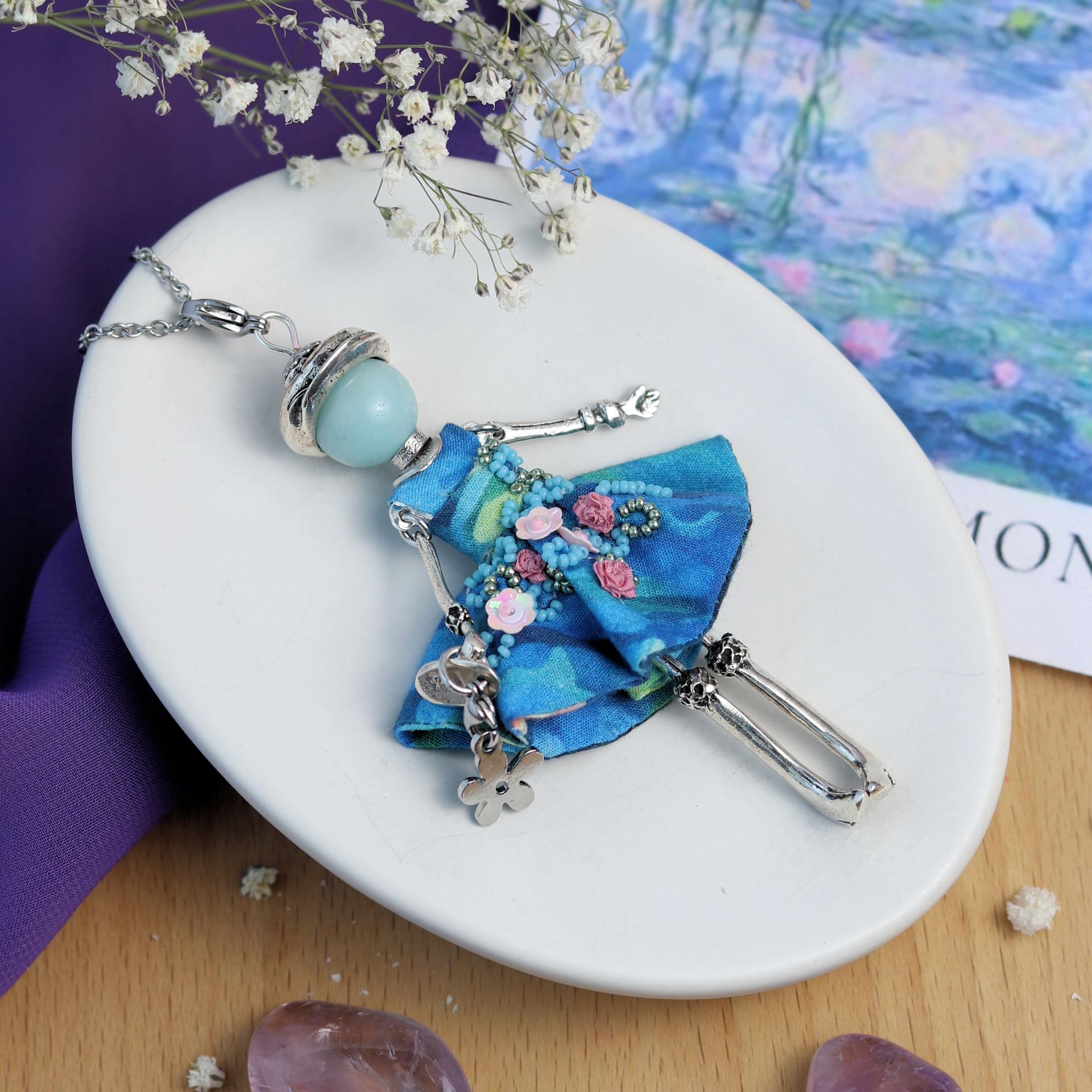 Collier original femme avec pendentif poupée en tissu bleu et vert - Murmures d'une charmeuse