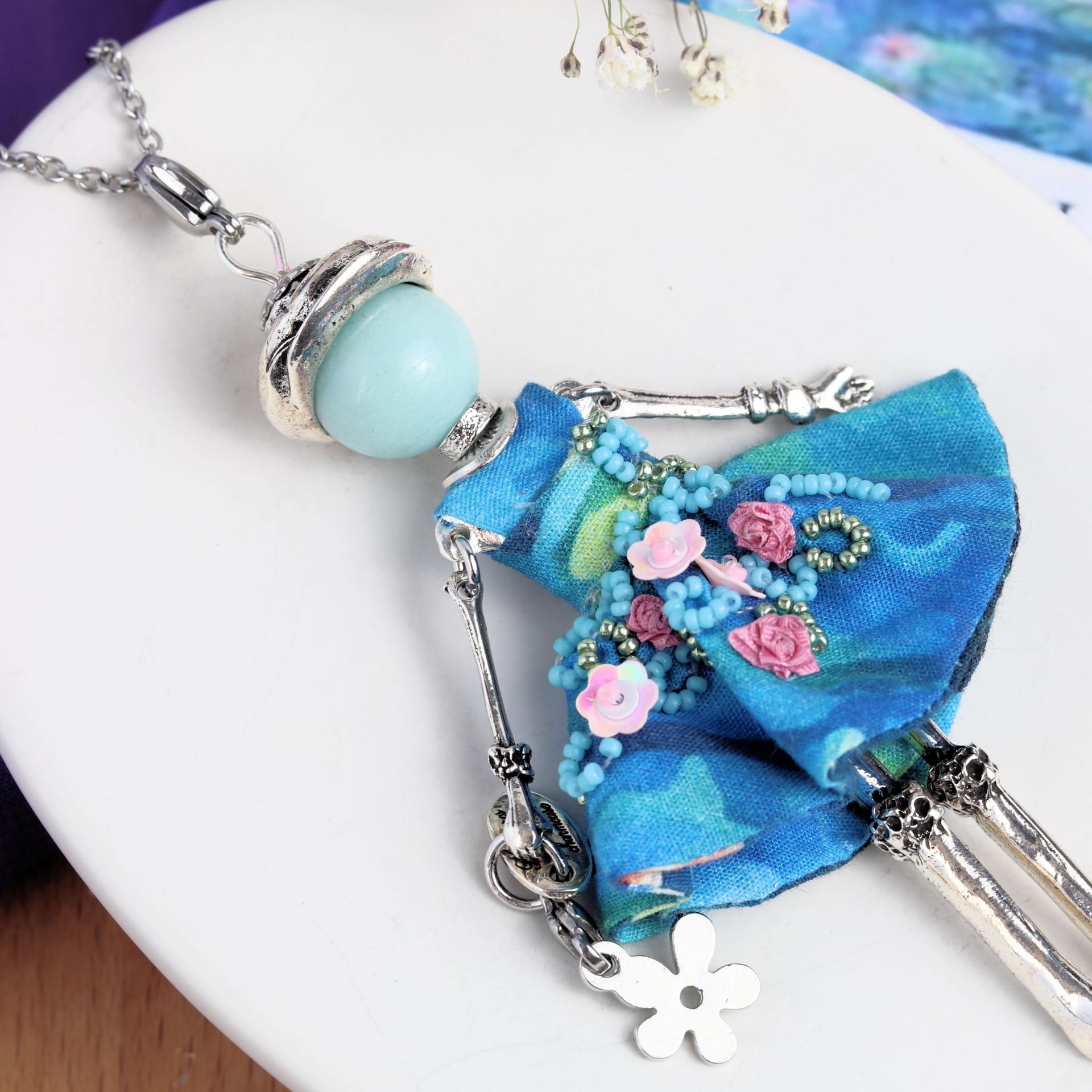 Collier original unique femme style poupée talisman inspirée de Monet - Murmures d'une charmeuse
