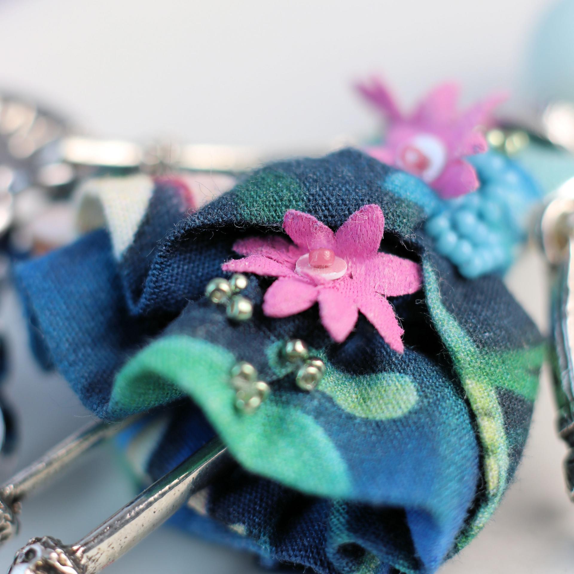 Poupée talisman pendentif porte-bonheur bleu brodé et pierre naturelle d'amazonite