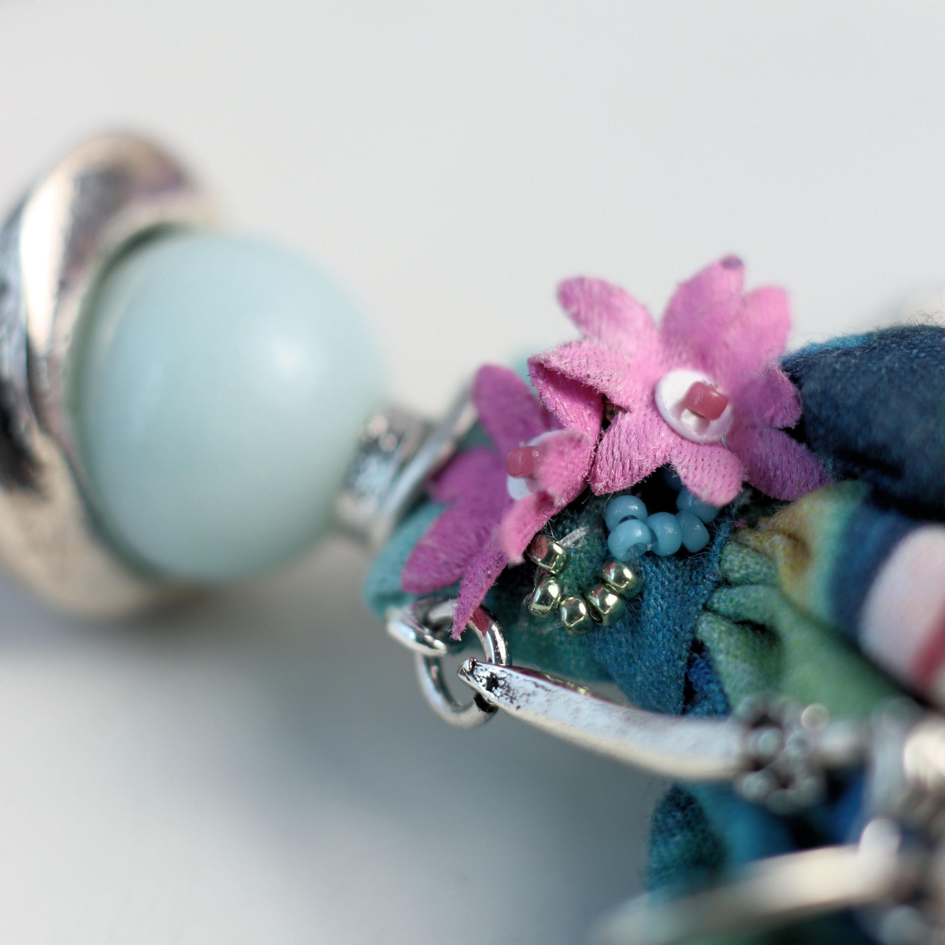 Symbole féminin avec collier attrape rêve avec pierre bleue de la collection Monet