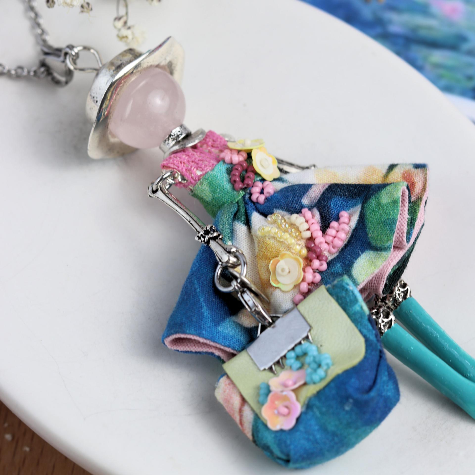 bijou artisanal fantaisie collier poupée avec mini sac à main fait main-Murmures d'une charmeuse
