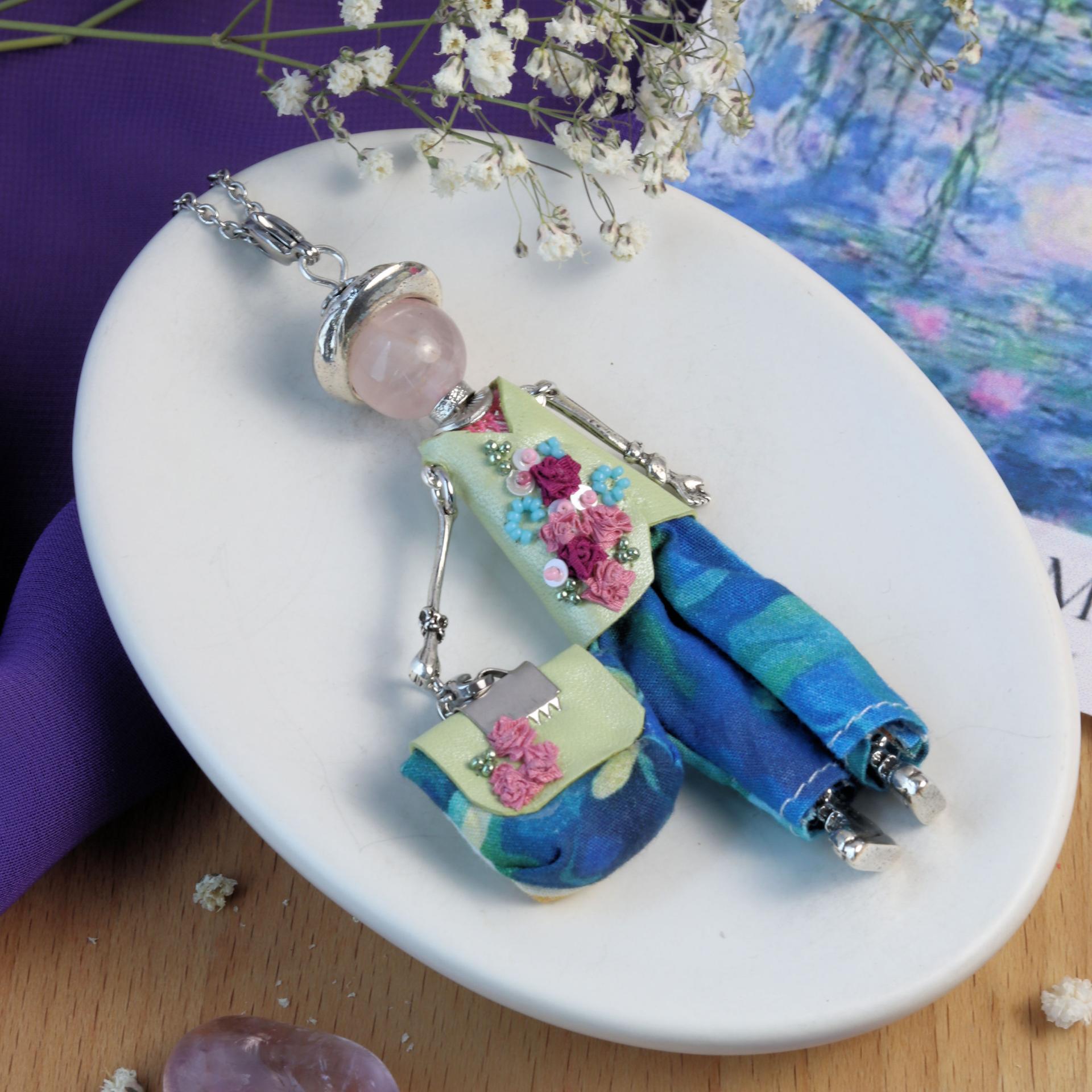 bijou en pierre naturelle avec pendentif poupée en quartz rose - Murmures d'une charmeuse