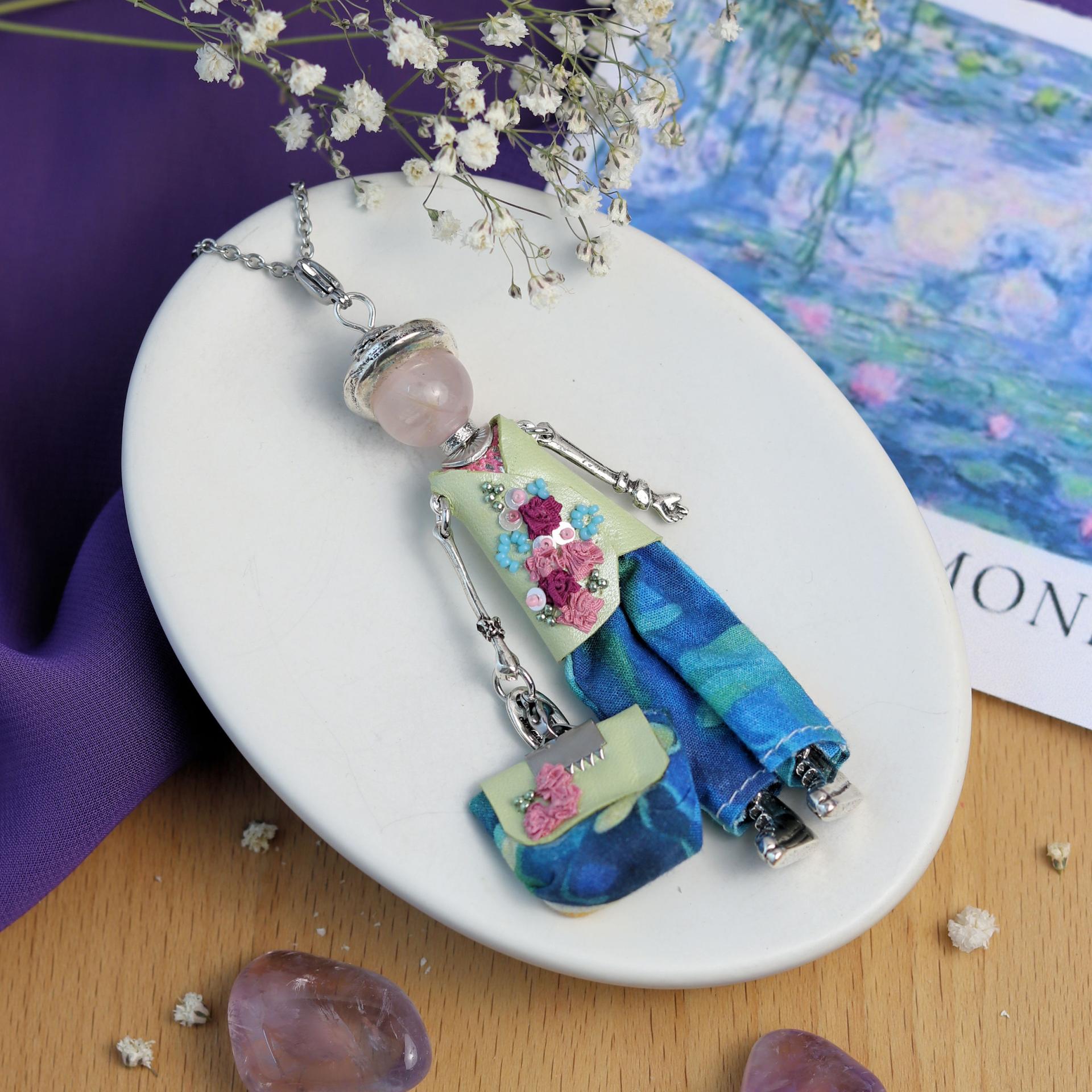 bijou en pierre naturelle avec pendentif poupée en quartz rose style Monet - Murmures d'une charmeuse