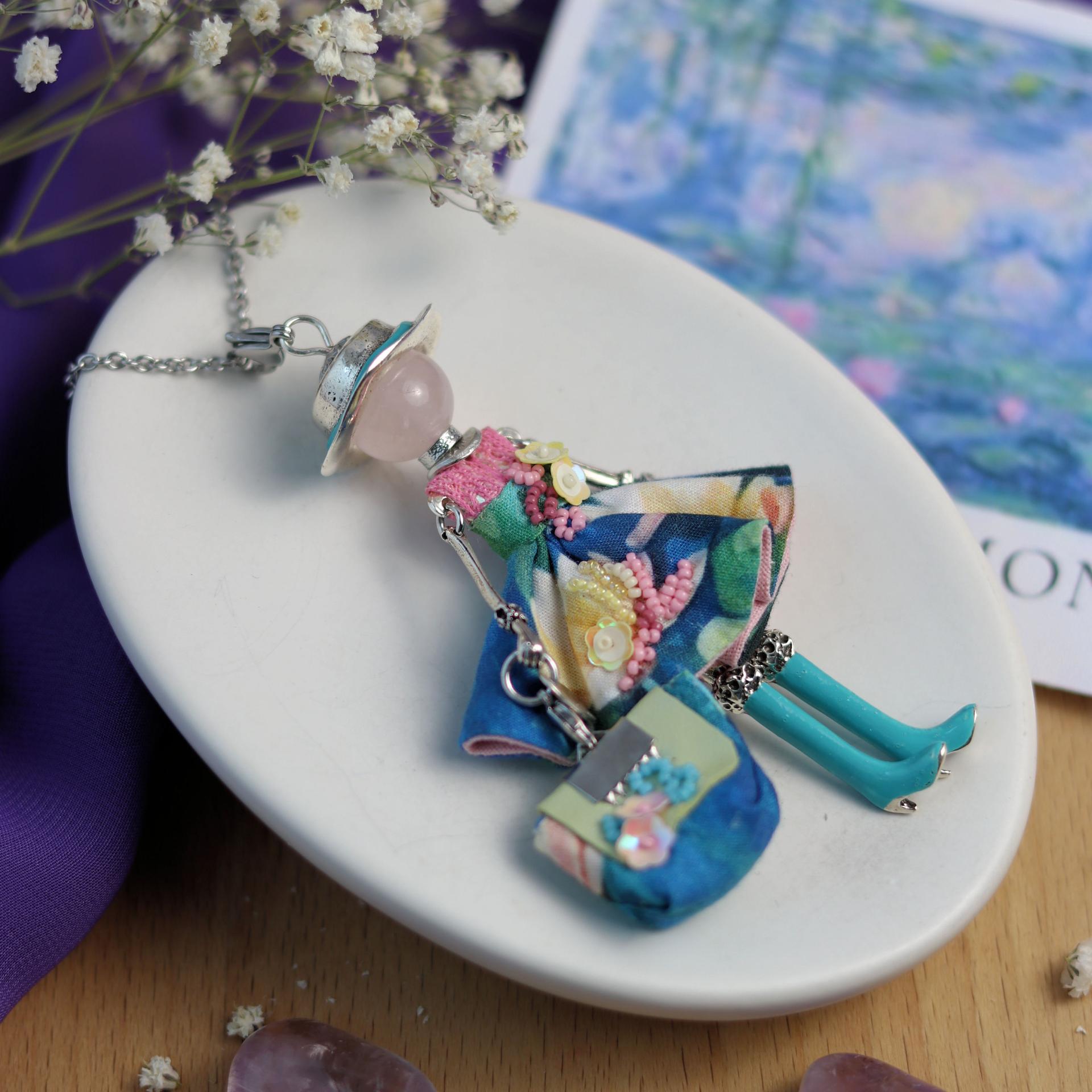 collier en quartz rose poupée articulée style haute couture robe brodée-Murmures d'une charmeuse