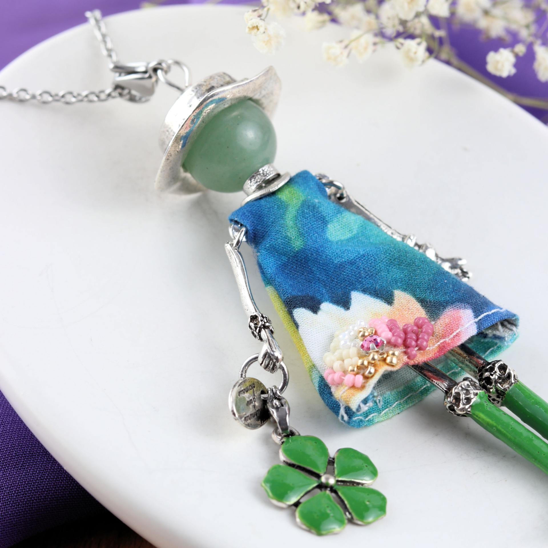 pendentif en aventurine forme poupée avec broderies et strass rose-Murmures d'une charmeuse